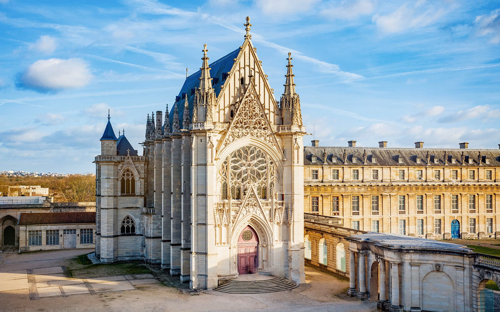Read more about the article Visiting La Sainte Chapelle Paris: A complete guide