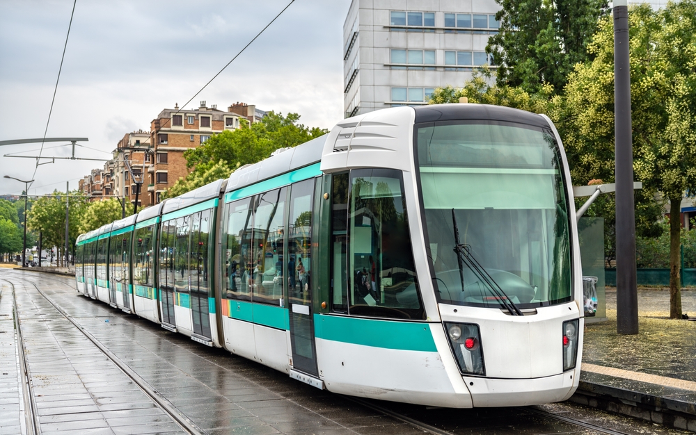 Read more about the article How to Get Around Paris – Metro, Buses, Bikes & Walking Routes